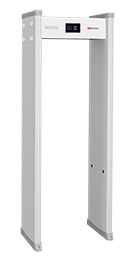 DETECTOR DE METAL | CAPACIDAD DE DETECTAR METALES FERROSOS Y NO FERROSOS | TAMAÑO MÍNIMO DE DETECCIÓN EQUIVALENTE A UNA MONEDA | 18 ZONAS DE DETECCIÓN | PROTECCIÓN IP41 | PANTALLA LCD DE 7” | ALARMA VISUAL Y AUDITIVA INCORPORADA | 2 GRUPOS DE IR | MARCA HIKVISION